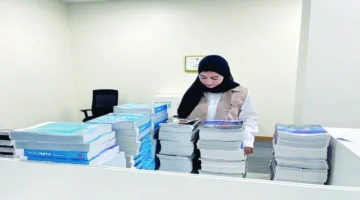 مدارس حكومية تبدأ توزيع الكتب المدرسية على الطلبة في مختلف المناطق خلال أيام